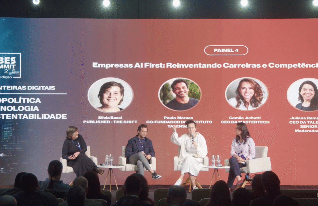 Silvia Bassi, Paulo Moraes e Camila Achutti no ABES Summit 2025